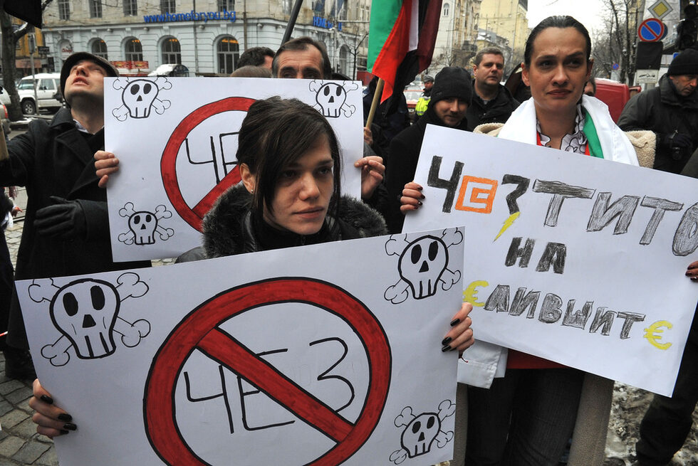 Според протестиращите обаче енергията от АЕЦ, е евтина, а въглищата, с които работят електроцентралите са местно производство.