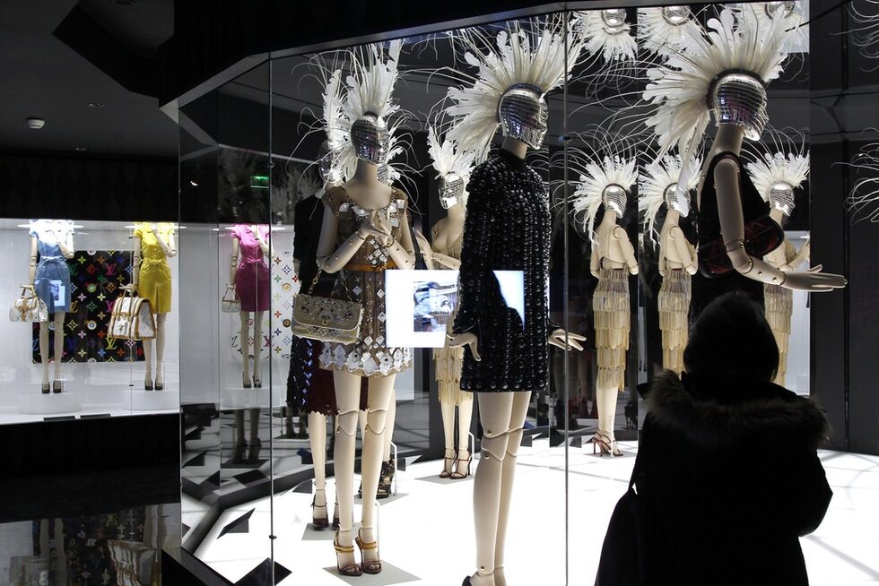 Изложбата прави паралел между двете най-ярки личности в историята на Louis Vuitton.<br /><br />От едната страна е самият Вюитон, който преминава през индустриализацията на 19-и век, а от другата е Джейкъбс, който е свидетел на глобализацията на 21-и век.<br /><br />