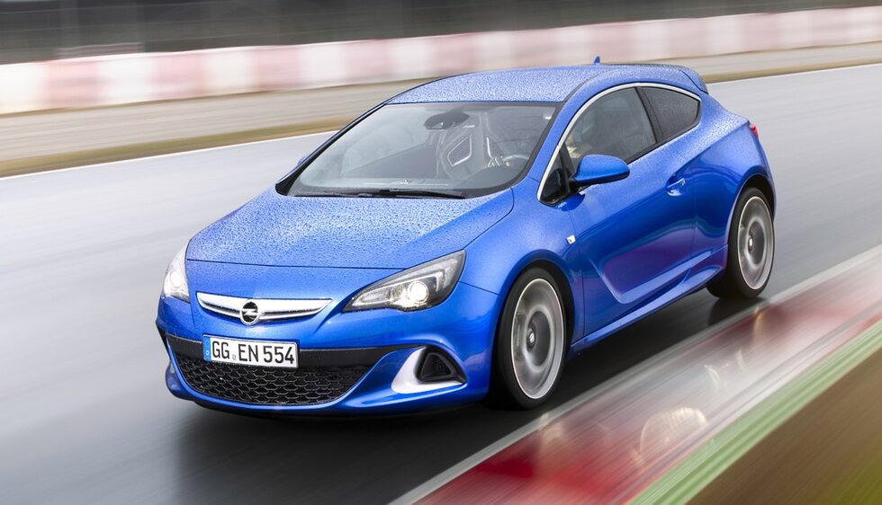 Автомобилът достига максимална скорост 250 км/ч