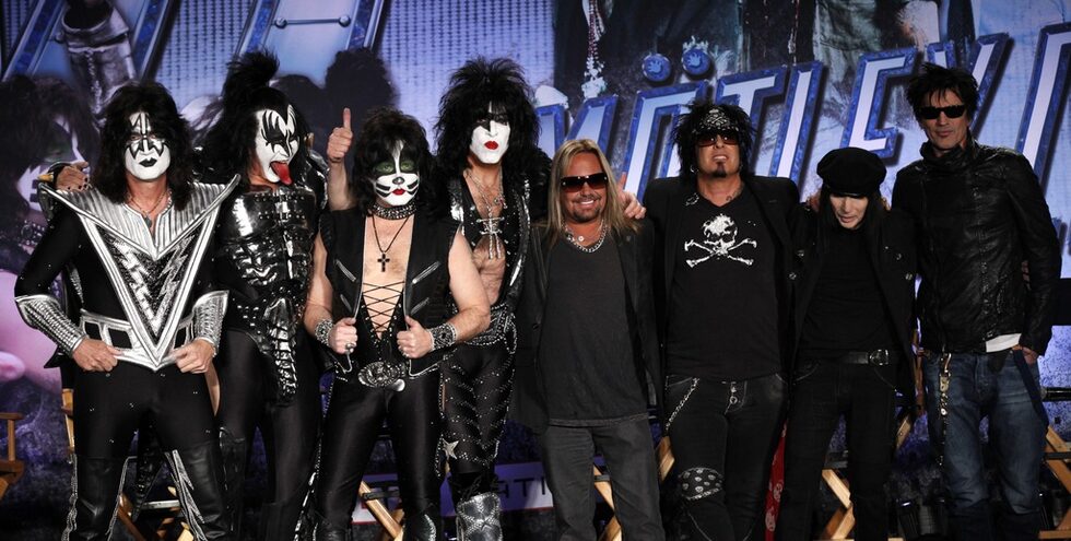 Рок динозаврите с почитатели от около четири десетилетия "Кис" (Kiss) и "Мотли крю" ( Mötley Crüe) обявиха плановете си за турне в повече от 40 града в Съединените щати това лято.