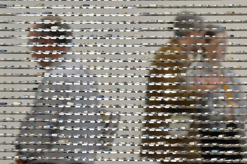 Наскоро критикът и куратор Сполдинг написа книга, озаглавена Con Art - Why you ought to sell your Damien Hirsts while you can (от англ. "Измамно изкуство - защо трябва да продадете своите произведения на Деймиън Хърст, докато можете"). Миналата седмица той продължи атаката със статии в два британски вестника. Книгата и публикациите предшестваха откриването на изложбата в лондонския музей "Тейт модърн", която проследява творческия път на Хърст от студентските му години в колежа "Голдсмит" до успеха му като един от най-скъпо платените живи художници в света.<br /><br />На снимката: Посетители се отразяват в "Lullaby, The Seasons" - колекция от фармацевтични продукти от Деймиън Хърст.