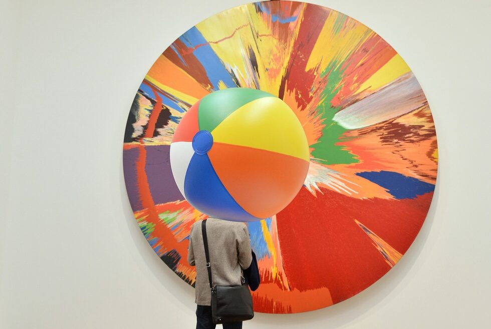 На снимката: Посетител разглежда Spin Painting от Деймиън Хърст в галерията "Тейт модърн" в Лондон.