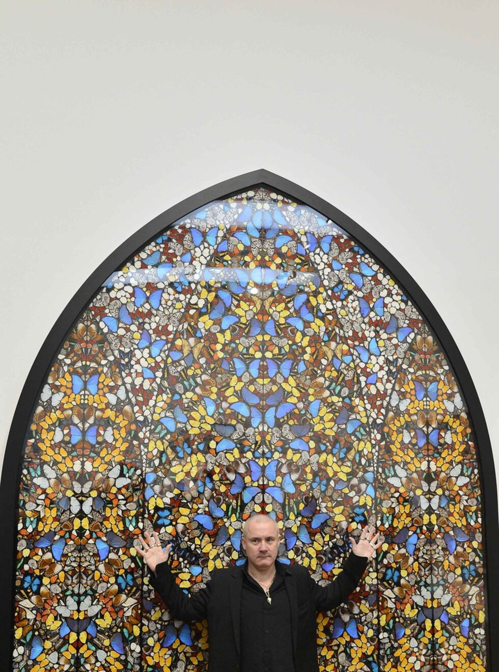 На снимката: Деймиън Хърст позира до своя триптих "Doorways to the Kingdom of Heaven" (2007) в галерията "Тейт модърн" в Лондон.