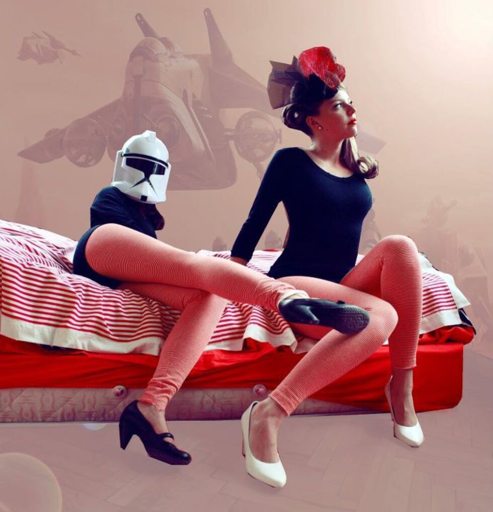 <strong>Каква е историята на pin-up момичетата?</strong><br />
<br />
Това е историята на красиви момичета, които отначало допълват рекламните страници на списания и вестници, а впоследствие се озовават откъснати и забодени на стената. Те са красиви и сексапилни, символ на женствеността, а по-късно и на женската еманципация. Благодарение на рокабили музиката, на талантливи художници и фотографи pin-up културата е продължила да съществува и до днес в един по-еклектичен и съвременен начин.<br /><br />Vintage Sofia можете да намерите на страницата им във <a onclick="window.open(this.href,'','resizable=no,location=no,menubar=no,scrollbars=no,status=yes,toolbar=yes,fullscreen=yes,dependent=yes,left=600,top=400,status'); return false" href="http://www.facebook.com/vintagesofia) ">"Фейсбук" </a>и на блога им в <a href="http://vintagesofia.tumblr.coм" onclick="window.open(this.href,'','resizable=no,location=no,menubar=no,scrollbars=no,status=yes,toolbar=yes,fullscreen=yes,dependent=yes,left=600,top=400,status'); return false">"Тъмблър"</a>.<br />
<br />