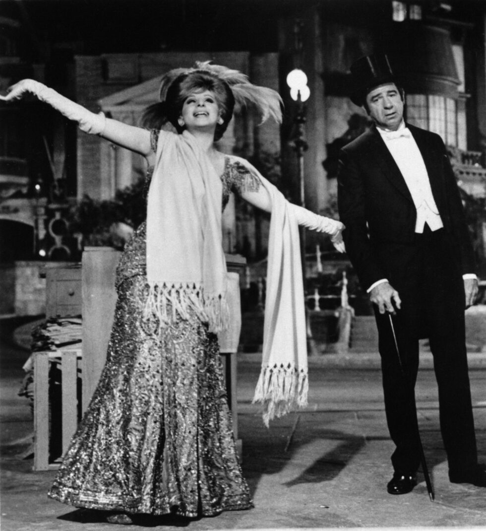 Барбра Стрейзънд и Уолтър Матау в кадър от филма Hello Dolly.