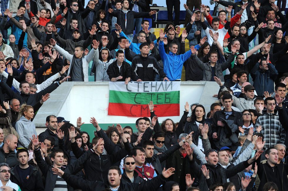 <a target="_blank" href="http://www.dnevnik.bg/sport/2012/04/19/1811438_nad_5000_dushi_se_subraha_na_nacionalniia_stadion_v/">Над 5 000 души се събраха на Националния стадион &quot;Васил Левски&quot;, за да изразят подкрепа за Стилиян Петров</a>. Организаторите на събитието обявиха 19,19 часа на 19 април за времето, в което хората могат да вдъхнат кураж на рекордьора по мачове за България.