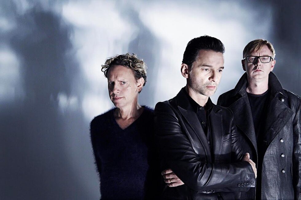Днес вокалистът на легендарната британска група Depeche Mode Дейв Гахан навършва 50 години.

Дейв Гахан (понякога произнасяно и като Геън и Гаан) е роден на 9 май 1962 г. в Есекс, но отрасва в малкия работнически град Бейзилдън, където се запознава с останалите членове на Depeche Mode.