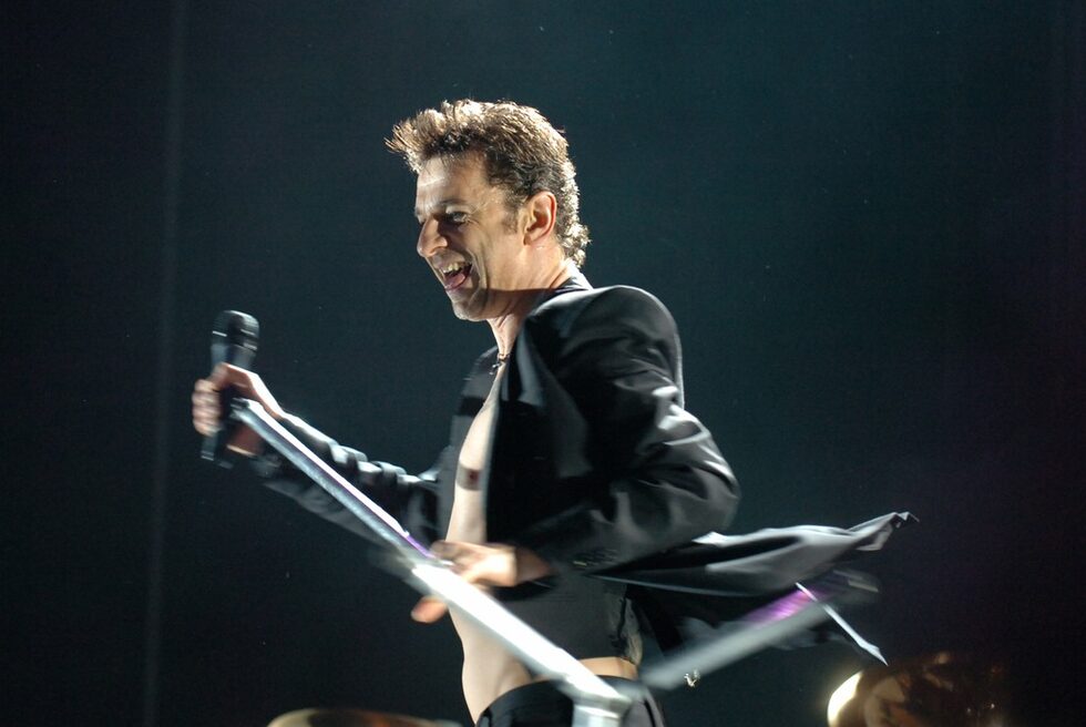 Дейв Гахан по време на концерта на Depeche Mode в София през 2006 г,, често определян като едно от най-внушителните събития в концертната история на България. Групата трябваше да посети страната и през 2009 г., но тогава вокалистът претърпя спешна операция заради рак на пикочния мехур.