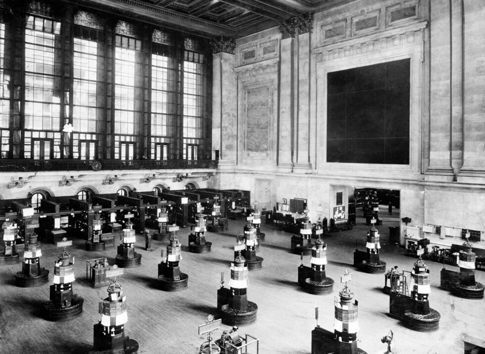 През 1863 г. името се сменя на New York Stock Exchange, което носи досега. През 1903 г. борсата се премества в нова сграда на номер 11, където е разположена и до днес.<br /><br />На снимката: Интериорът на фондовата борса в Ню Йорк  през 1930 г.
