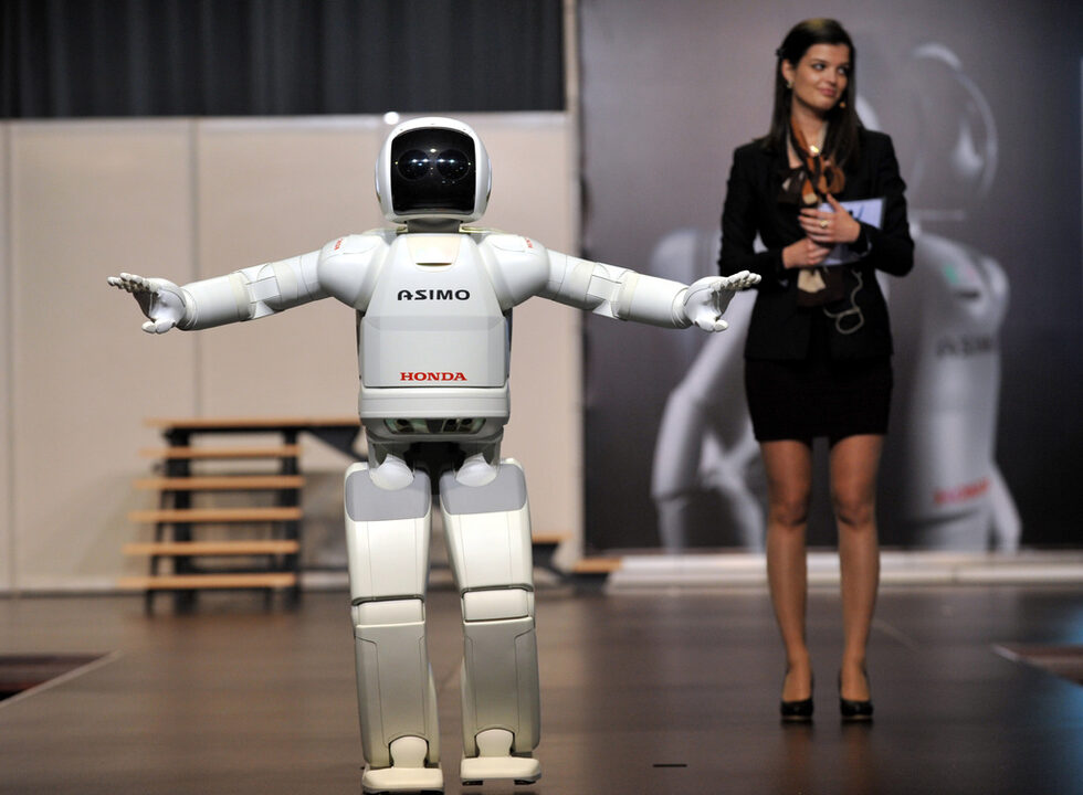 Той танцува. Носи подноси с храни и напитки. Рита топка. Роботът ASIMO на Honda е една наистина впечатляваща разработка, която едновременно и ще забавлява на децата, и ще демонстрира на родителите им напредъка на роботиката.<br /><br /><strong>Направи интересна снимка на робота или се снимай с него в забавен сюжет. </strong> После сподели снимката/видеоклип на Дневник L!VE (през мейл live@dnevnik.bg или през приложението за мобилни телефони Дневник L!VE - можеш да го изтеглиш от App Store или от Google play, можеш да ги качиш и през формата за изпращане на новина.)<br />Изпращайте снимките/видеоклиповете до 15 май включително.<br />На 16 и 17 май ще може да се гласува за тях и читателят с най-много препоръчвания ще спечели часовник Honda.<br /><br />Сподели, забавлявай се и спечели с Дневник L!VE.<br />Късмет!<br />