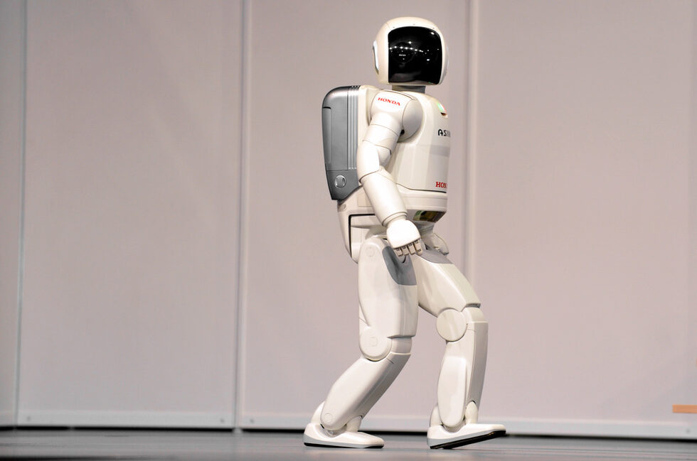 В специално програмирана за "Дневник" демонстрация ASIMO ни поднесе чай, подаде ни прецизно футболна топка и дори потанцува на фона на ритмична музика.