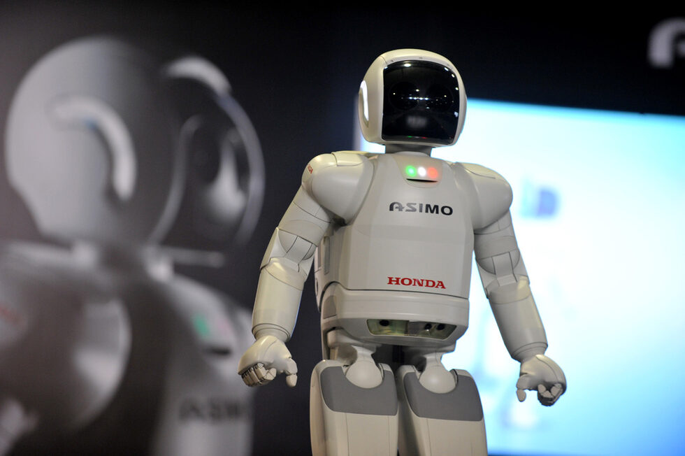 Макар и да не представлява готов продукт и да няма реално пазарно присъствие, ASIMO служи за демонстрация на напредъка на Honda в сферата на роботиката.