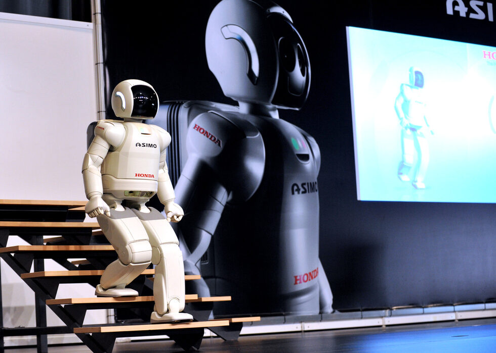 Между 11 и 14 май роботът ASIMO може да бъде видян в зала 5 на "Интер експо център". Всеки ден той ще изнася и по пет демонстрации на уменията си.<br />