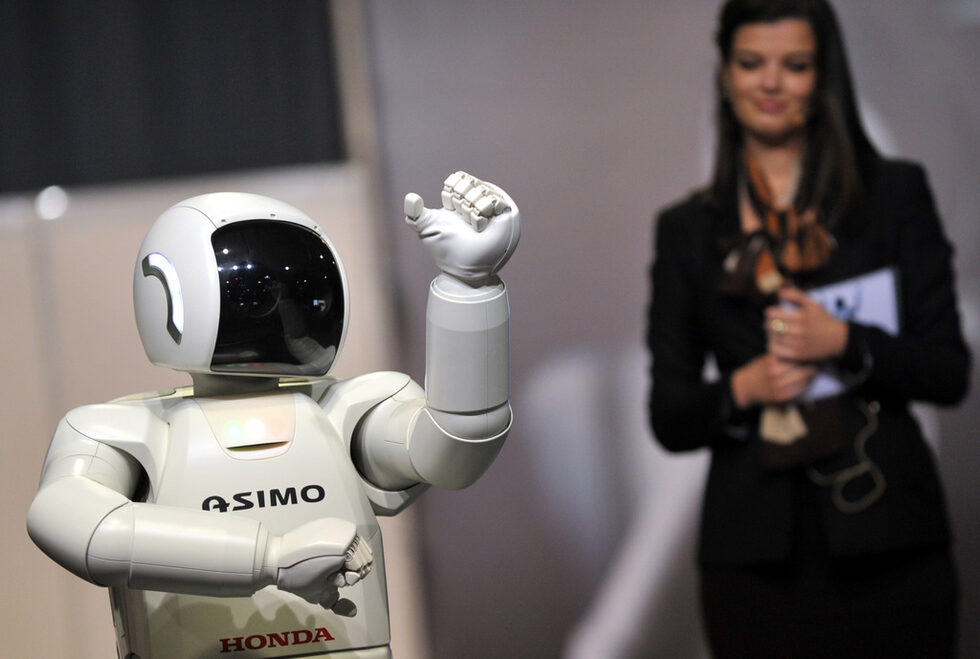 "Една от целите на нашата презентация е да демонстрираме, че ASIMO не е играчка, а е полезна за човечеството технология", заяви белгиецът.