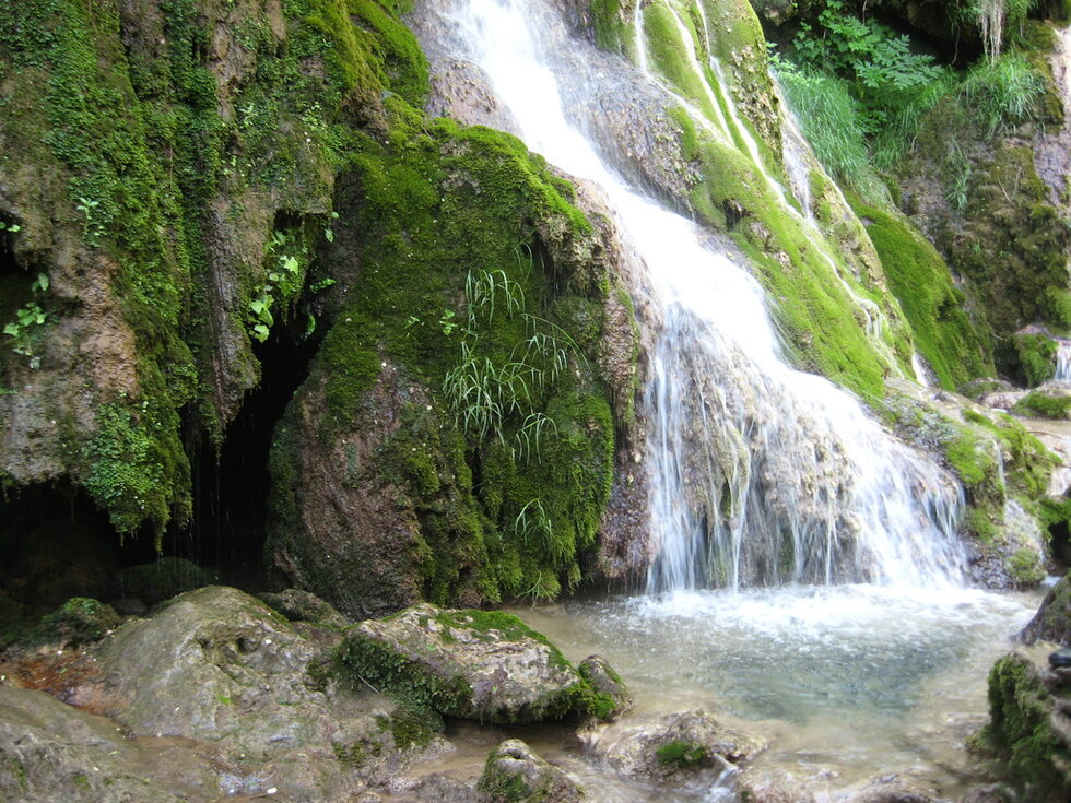 Чиста природна вода, носеща енергия и живот