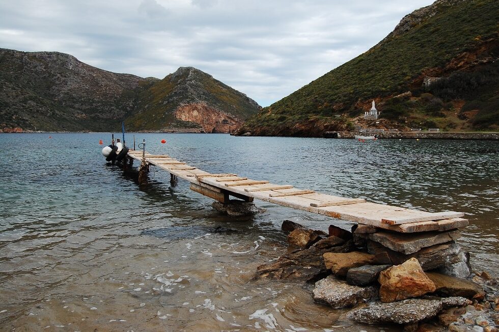 Пътека към кристалните води на морския бряг.