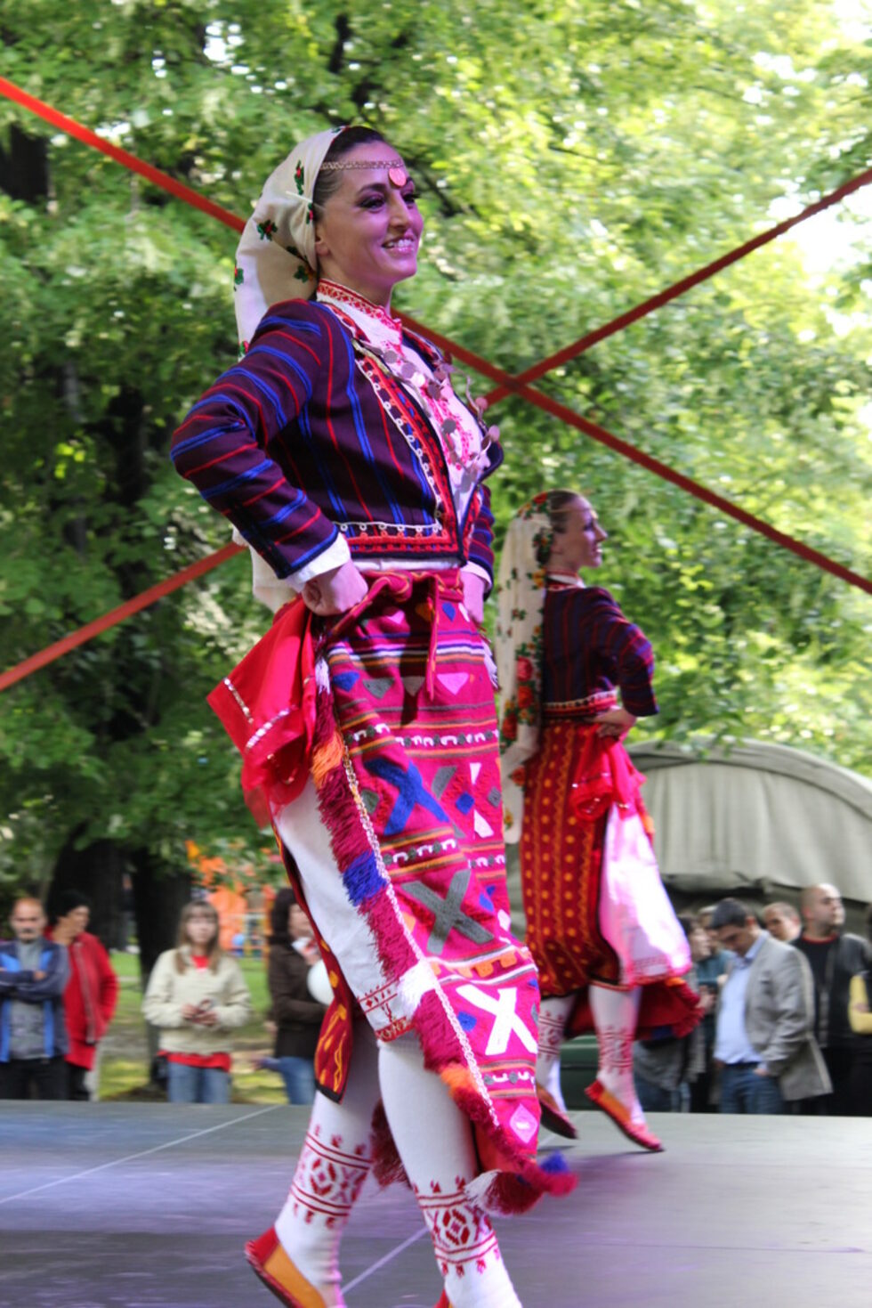 Хора огласяха града.