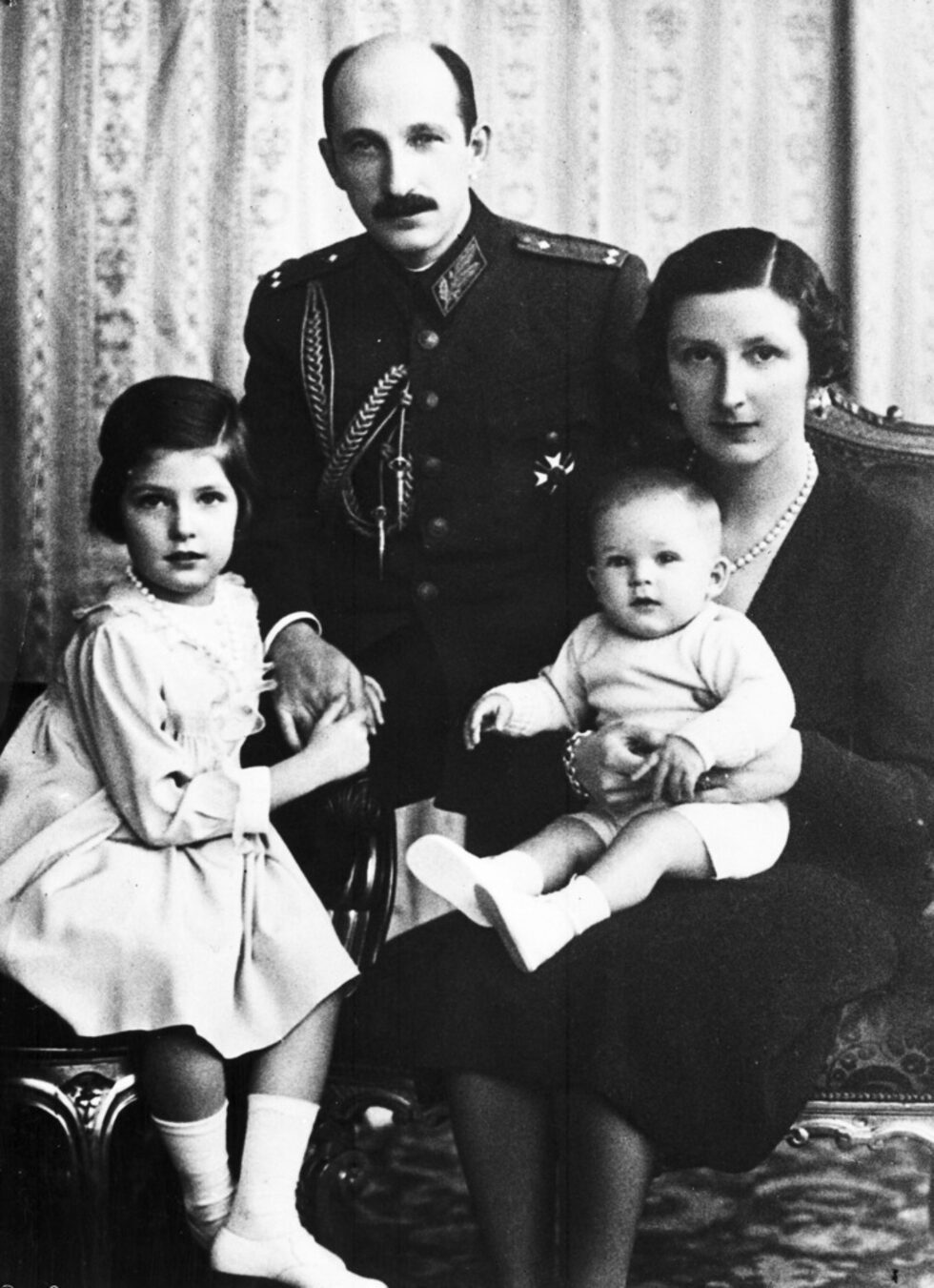На 15 септември 1946 г. в България, в присъствието на Съюзническата контролна комисия и части на Съветската армия, се провежда референдум. В Съюзническата контролна комисия влизат представители на армиите на СССР, САЩ и Великобритания, тя е под председателството на съветския генерал Бирюзов. Според резултатите от гласуването, над 95% от гласувалите са за република.<br /><br />Така царското семейство (царица Йоанна, Симеон II и сестра му Мария Луиза) е прогонено от страната, като Симеон II не е абдикирал от престола.<br /><br />На снимката: Цар Борис III със семейството си на четиресет и четвъртия си рожден ден в София, 30 януари, 1938. С него са съпругата му кралица Йоанна Савойска, Княгиня Мария Луиза и седем-месечния престолонаследник Симеон