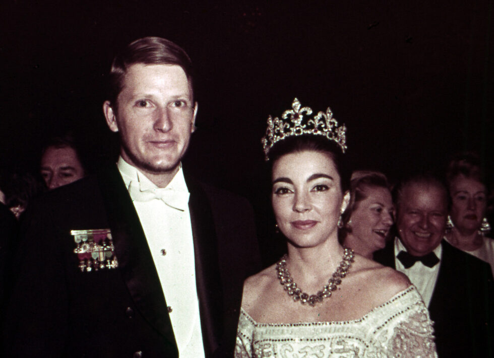 През 1962 г. Симеон ІІ сключва брак с испанската аристократка Маргарита Гомес-Асебо и Сехуела. Двамата имат пет деца - четирима сина и една дъщеря. За перииода от 1962 г. до 1996 г. липсва информация. Според някои източници, през това време Симеон е бизнесмен в Испания и САЩ. 13 години е председател на испанския филиал на френската групировка за отбранителна и електронна промишленост "Томсън". Работил е като консултант за няколко фирми в Европа и Африка, специализирайки в областта на банковото дело, хотелиерството, електрониката и доставката на хранителни продукти.<br /><br />На снимката: Кралица Маргарита със съпруга си цар Симеон на посещение в Ню Йорк, САЩ, декември 1966 г.