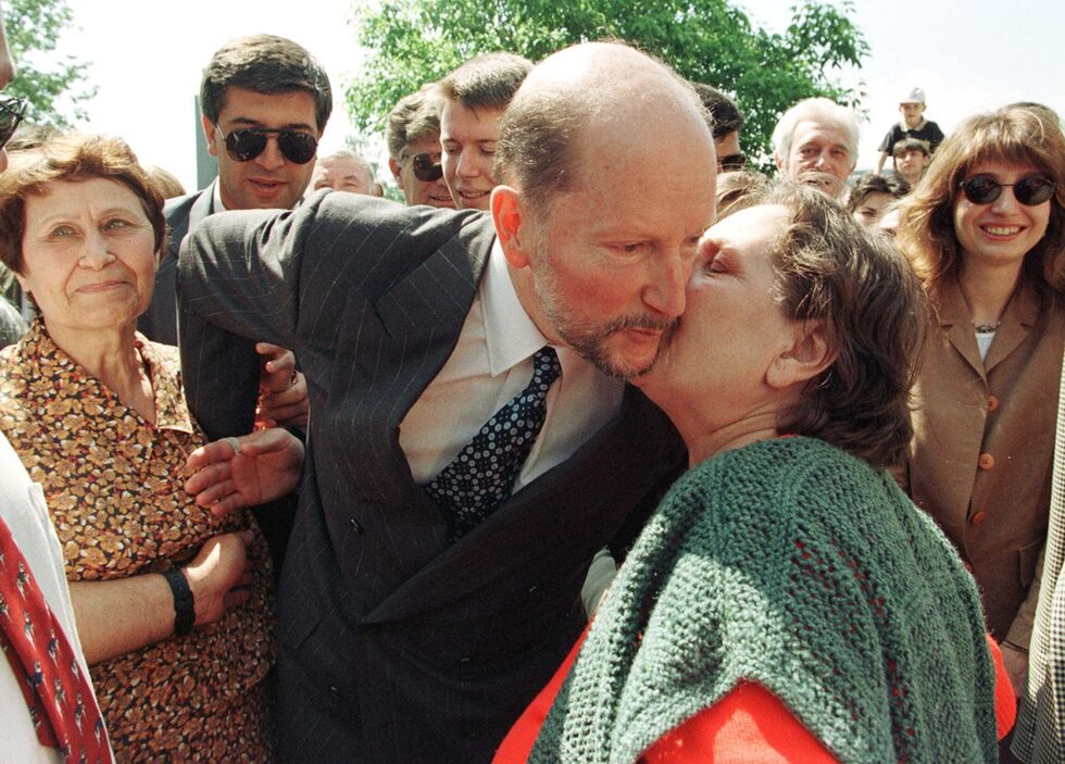Окончателно Симеон Сакскобургготски се връща в България през 2001 г. и в политическите среди вече е ясно, че ще участва в българския партиен живот. Първоначалните подозрения - че ще се кандидатира за държавен глава, биват спрени от решението на решението на Конституционния съд от 8 февруари 2001 г. Със 7 на 5 гласа съдът спусна бариерата пред намерението му да се кандидатира за президент, тъй като не е живял последните 5 години в страната