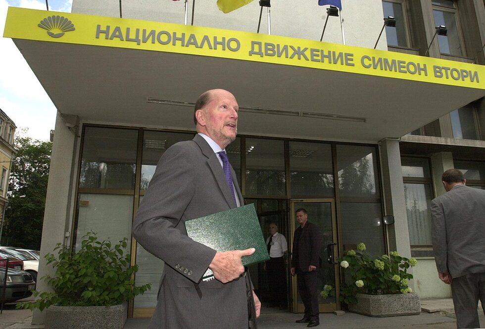 През март 2006 г. (по време на управлението на тройната коалиция с участието на НДСВ) беше създадена и специална парламентарна комисия за разследване на реституцията на т.нар. "царски имоти", ръководена от левицата. Тя така и не стигна до някакви изводи. На снимката: Симеон пред централата на НДСВ на 8 юли 2003 г.