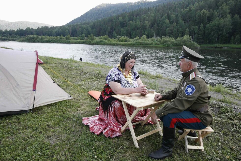 Жена, дегизирана като гледачка, предсказва бъдещето на мъж с военна униформа