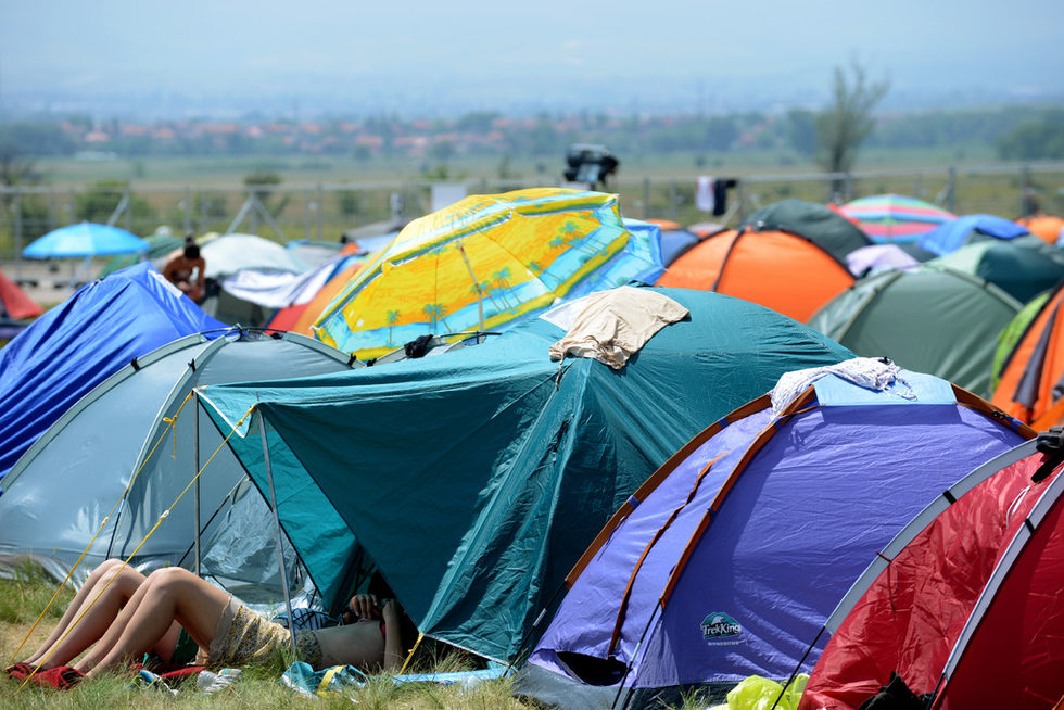 <a href="http://www.dnevnik.bg/razvlechenie/2012/06/25/1853173_muzikalniiat_duh_izletia_navisoko_ot_aviobazata_na/?ref=id" target="_blank">Последният ден</a> (24 юни) от тазгодишното, второ поред издание на музикалния фестивал Elevation 2012 на военна авиобаза Доброславци, който започна в петък, 22 юни, започна с дъжд, който донесе прохлада, но и сякаш позабави потокът от хора в зоната на фестивала в неделя. Мнозина хора бяха избрали да използват къмпинг частта на Elevation, където освен да пренощуват много от хората си отпочиваха под прокрадналото се слънце в следобедните часове на деня.