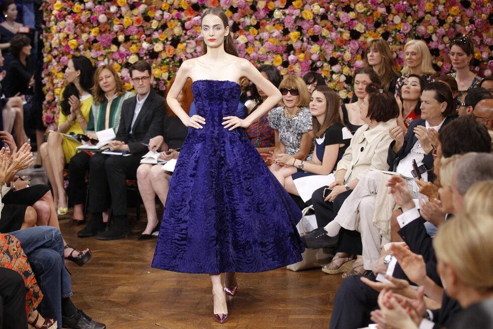 Dior е елегантното перо в серията от луксозни марки на групата LVMH, под чиято шапка стоят модни брандове като Louis Vuitton и Givenchy, както и Moet Hennessy и бижутерията Bulgari.