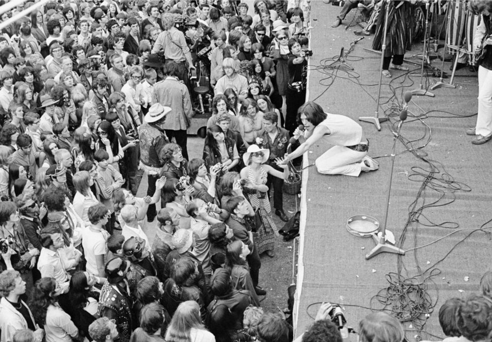 Един работен ден за Rolling Stones - групата в Хайд парк през 1969 г. През 60-те те отбелязват поредица от номер 1 албуми и сингли, а с успеха им зависимостта на Брайън Джоунс към наркотиците и алкохола става все по-поглъщаща. Той е открит мъртъв в басейна си същата година при неизяснени обстоятелства. В този период те издават някои от най-емблематичните си песни като The Last Time, (I Can't Get No) Satisfaction, Let's Spend The Night Together