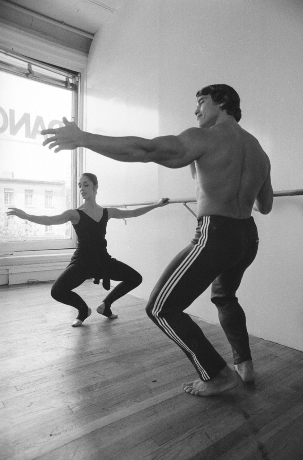 Арнолд на урок по танци от Marianne Claire, за снимките на филма "Pumping Iron" през 1976 г.