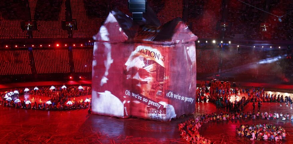 По време на цялата церемония бяха прожектирани отделни клипове, свързани с представянето на Великобритания в отделните изкуства.