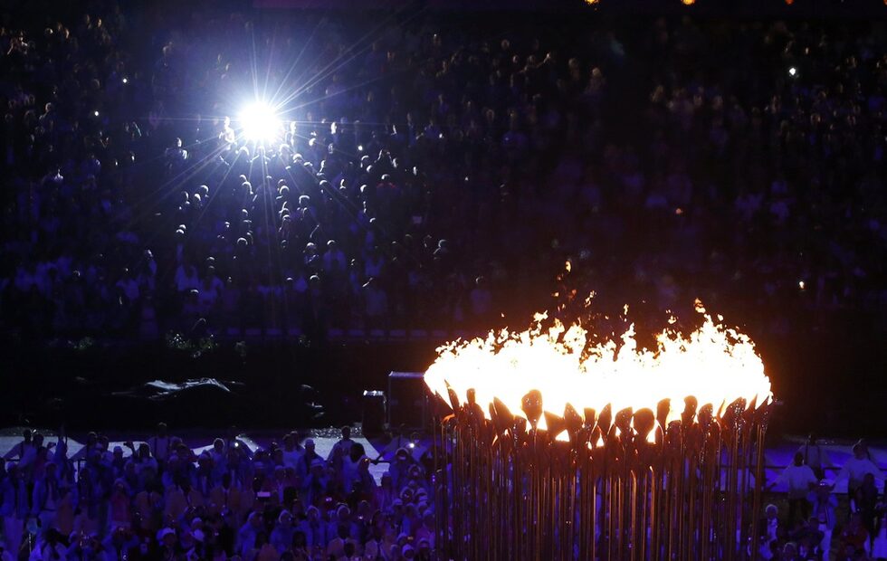 <a href="http://www.dnevnik.bg/sport/london2012/2012/07/28/1875958_letnite_olimpiiski_igri_v_london_zapochnaha/">Тридесетите летни олимпийски игри в Лондон бяха официално открити</a> с пищна церемония.<br />
<br />
Седем тийнейджъри, представляващи младите спортни надежди на Великобритания, заедно запалиха олимпийския огън пред погледа на кралица Елизабет Втора.