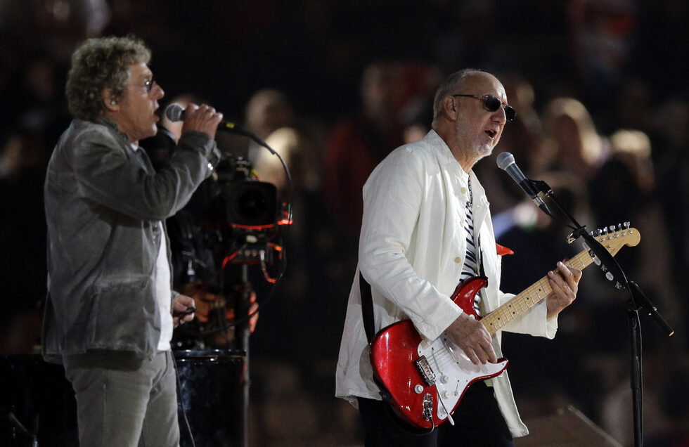 Роджър Долтри и Пийт Тауншенд от The Who по време на изпълнението си. Групата два пъти е отказвала на организаторите, преди да склонят да участват на събитието.