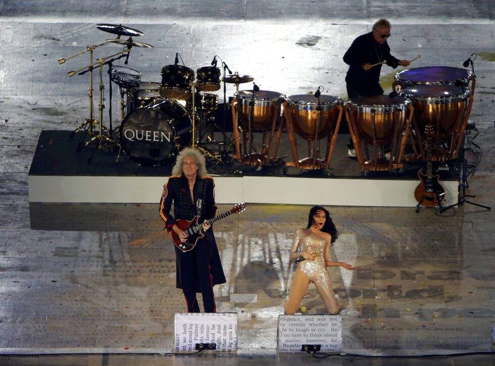 Джеси Джей заедно с Брайън Мей и Роджър Тейлър от Queen.