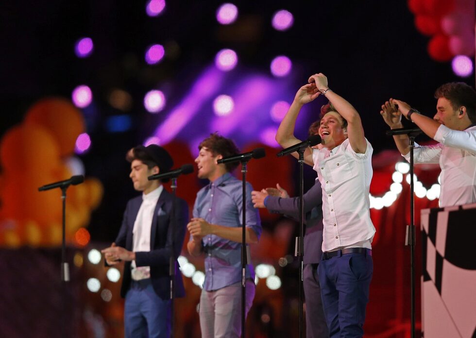 Поп сензацията One Direction излезе на олимпийския стадион за изпълнение, което протече на плейбек.
