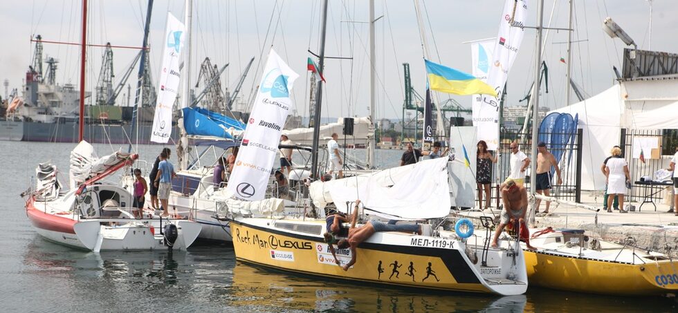 Организаторите на "Cor Caroli - Bavaria Yachts, powered by LEXUS" са категорични, че една от целите им е да покажат, че ветроходството не е спорт само за богаташи. Те посочиха, че от участващите в регатата над 250 човека, около 40 са по-заможни и притежават яхтите, но останалите членове на екипажите са от различни социални категории