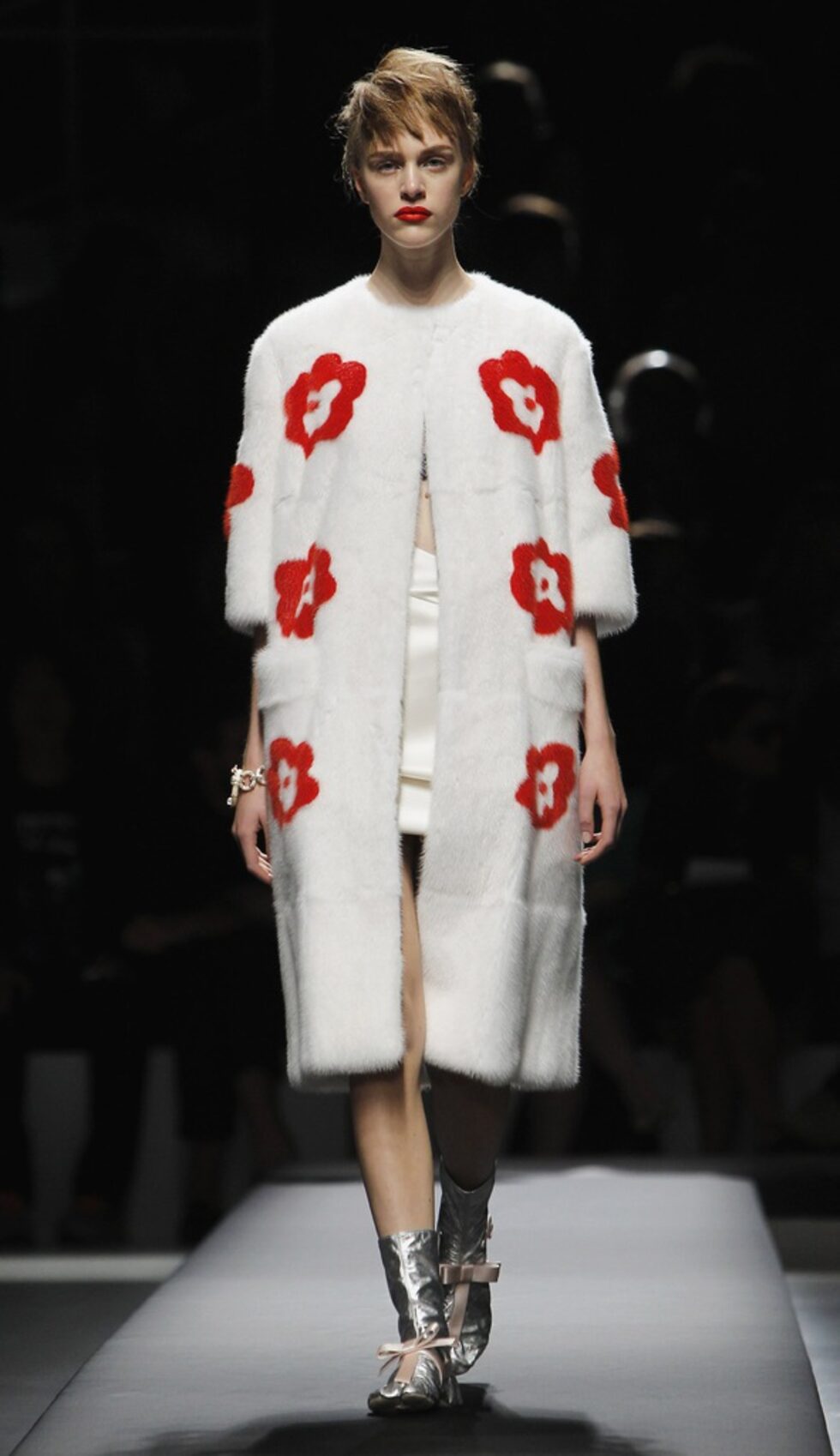 In fact, as the models started to arrive on the catwalk, it all went decidedly Japanese-looking. Още с началото на ревюто, всичко става още по-японско. Моделите излизат на подиума с обувки, носени със сребристи и златисти чорапи, наподобяващи традиционните японски чорапи таби, при които големият пръст е отделен от останалите, а отгоре е украсен с малки панделки.