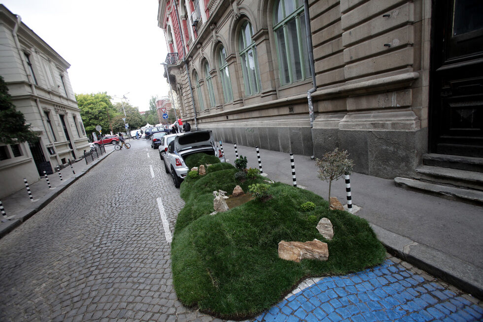 За втора поредна година <a href="http://www.dnevnik.bg/razvlechenie/2012/09/21/1911081_parking_day_2012_ili_kak_zabavlenieto_moje_da_se/" target="_blank">София се превърна в домакин на световната инициатива PARK(ing) Day</a>, в която паркингите се превръщат в паркове.