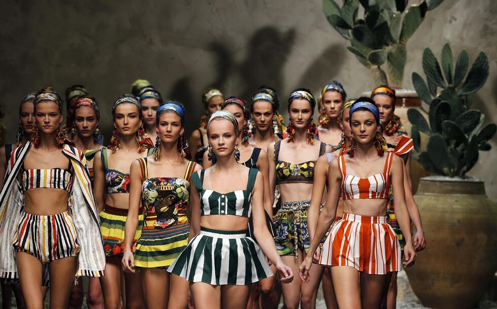 Големият финал на ревюто на Dolce & Gabbana бе представен с техния запазен номер - съвкупно излизане на всички модели по бански костюми, което задължително предизвиква експлозия от аплодисменти.