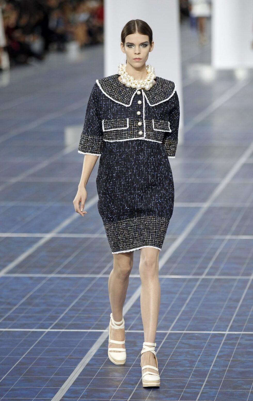 В съответствие с този тон ревюто на Chanel, представено в "Гран Пале" бе лек флирт, изпълнен с визуален хумор.