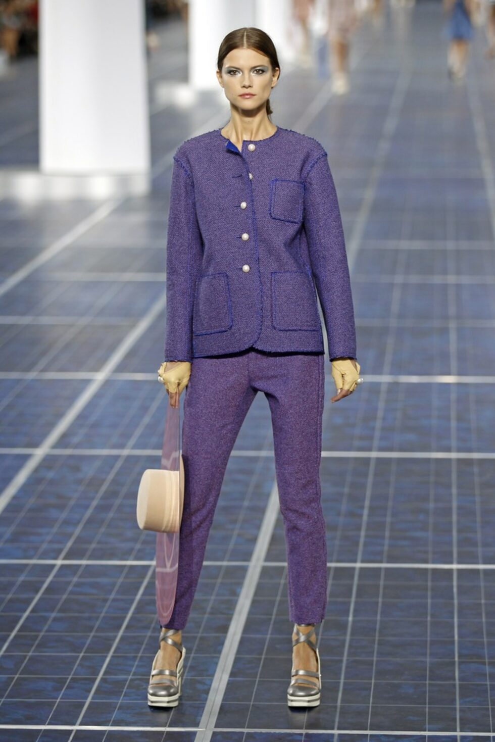 Модел на Chanel от колекцията пролет - лято 2013.