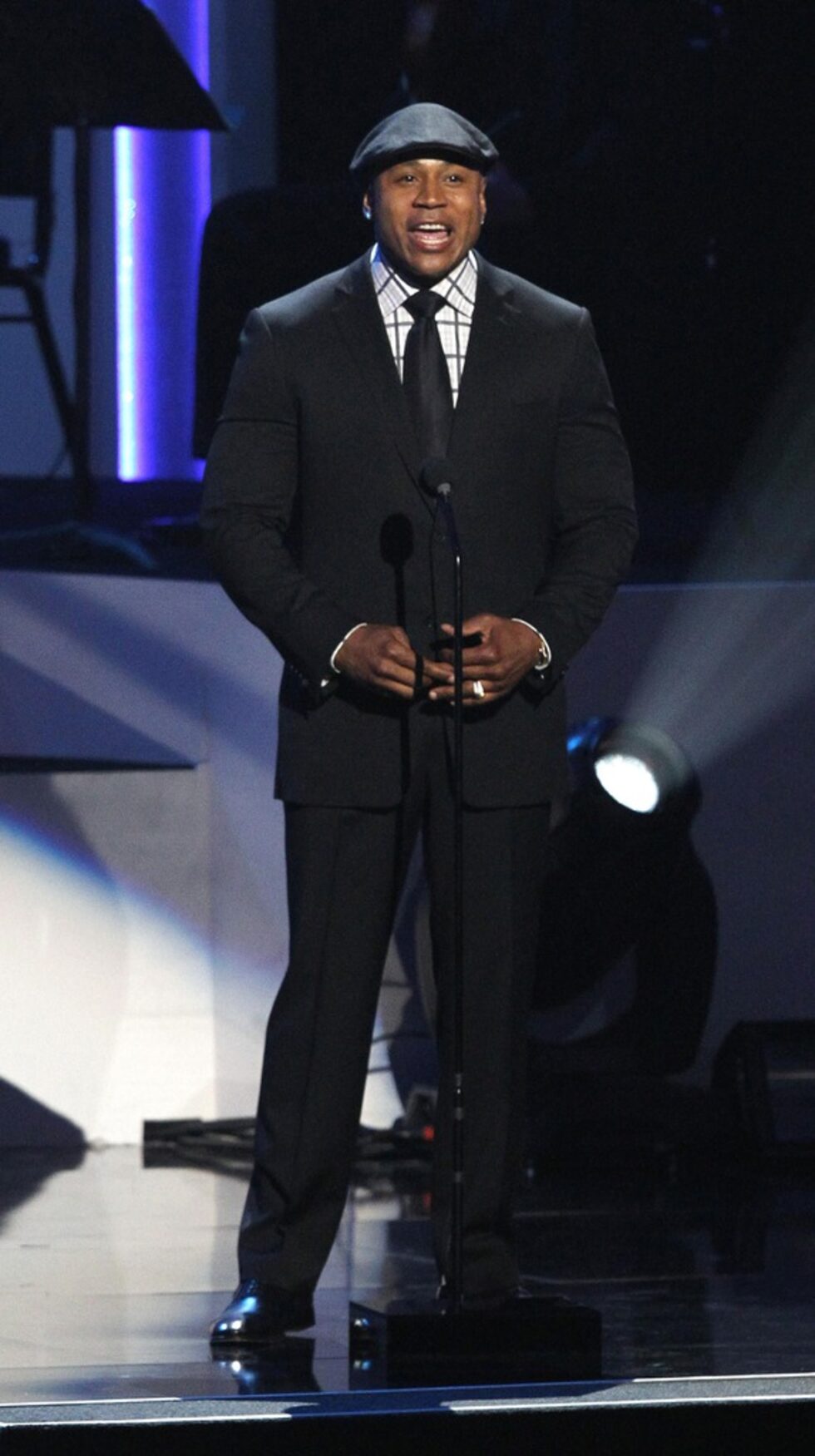 Актьорът, рапър и водещ на церемонията на наградите "Грами" LL Cool J също излезе на сцената, за да сподели своите спомени и впчечатления от легендарната певица.