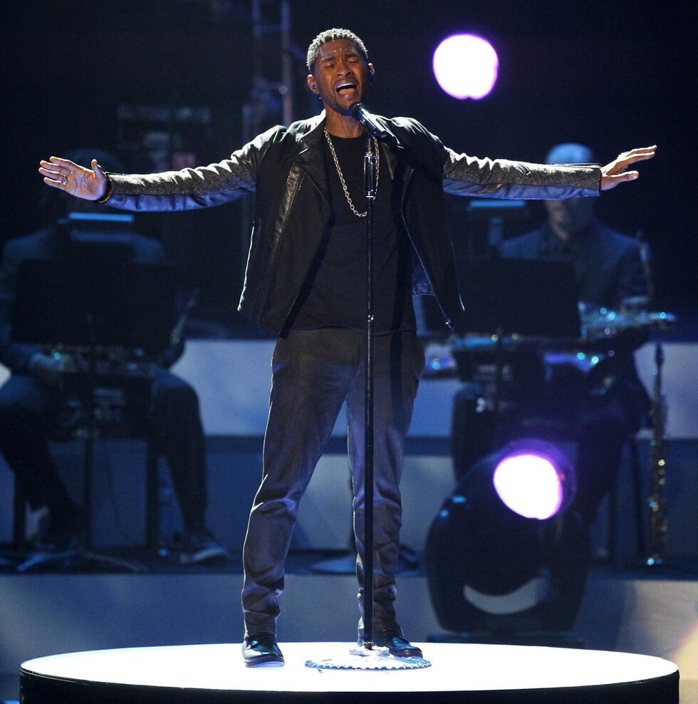 R&B звездата Ъшър изпълни I Believe In You And Me.