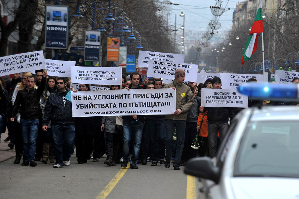 През март по улиците на София, Варна, Велико Търново, Бургас, Плевен и Симеоновград излязоха и граждани, които протестираха срещу шофьорите, които убиват хора на пътя. Шествието под надслов <a href="http://www.dnevnik.bg/photos/2012/03/11/1785175_fotogaleriia_mirno_shestvie_za_bezopasni_ulici/?pic=2#picture">"Безопасни улици"</a> беше организирано от група студенти, които искаха да бъде почетена паметта на деца и млади хора, загинали нелепо в катастрофи.