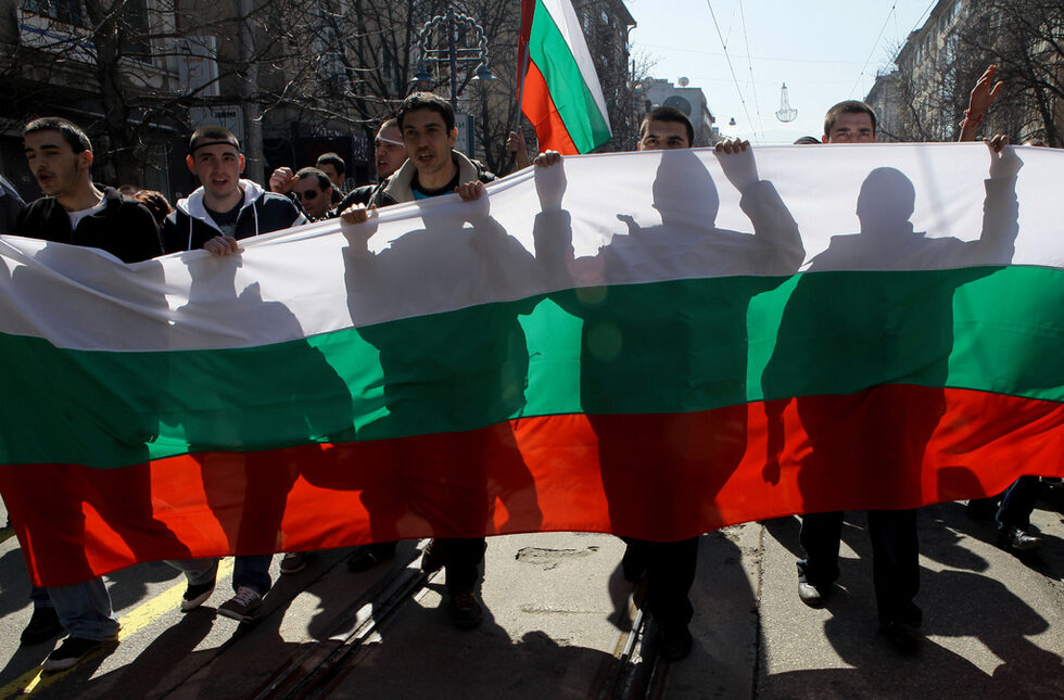 Организирани през Фейсбук, граждани се събраха на протест в столицата през март, за да изразят <a href="http://www.dnevnik.bg/photos/2012/03/17/1789844_fotogaleriia_nacionalen_protest_sreshtu_bezobraziiata/">недоволството си от "безобразията в България"</a>.<br />