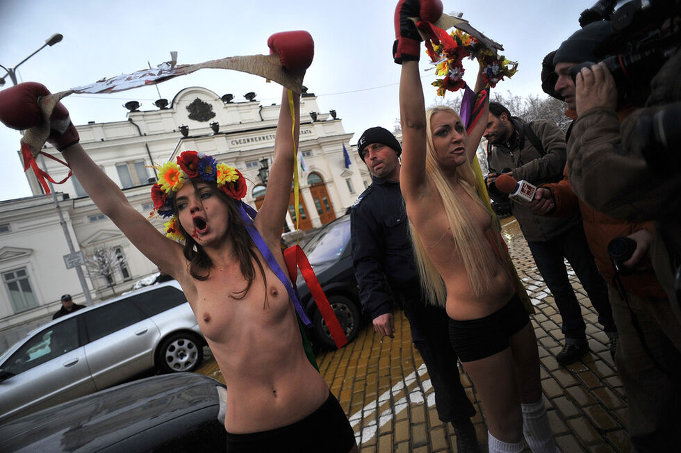 Дори януарското време не спря активистки от <a href="http://www.dnevnik.bg/photos/2012/01/21/1750036_fotogaleriia_ukrainkite_ot_femen_protestiraha_pred/">украинското феминистко движение "Фемен", които протестираха пред парламента</a> в София с искането да се обърне внимание на насилието над жени.