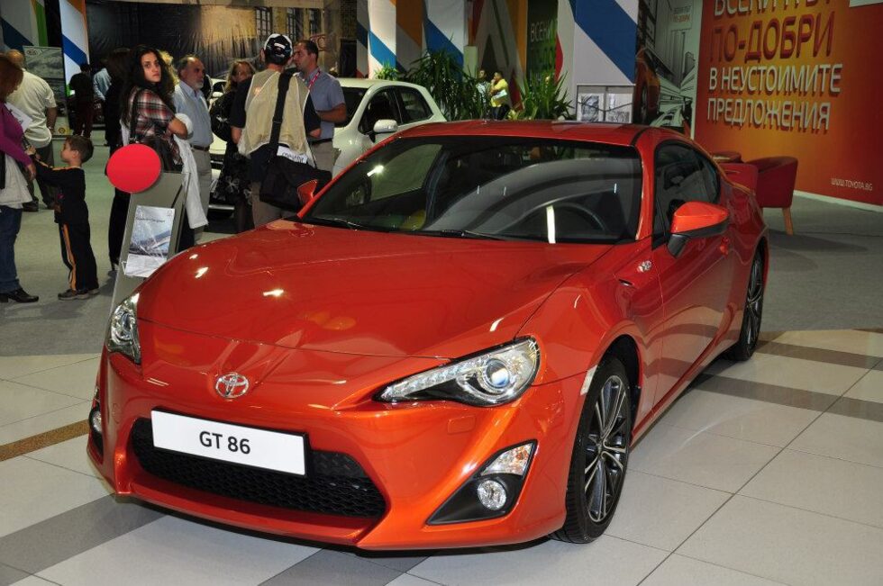 Toyota показа спортния си модел GT86, както и хибридите Prius  и Auris HSD.