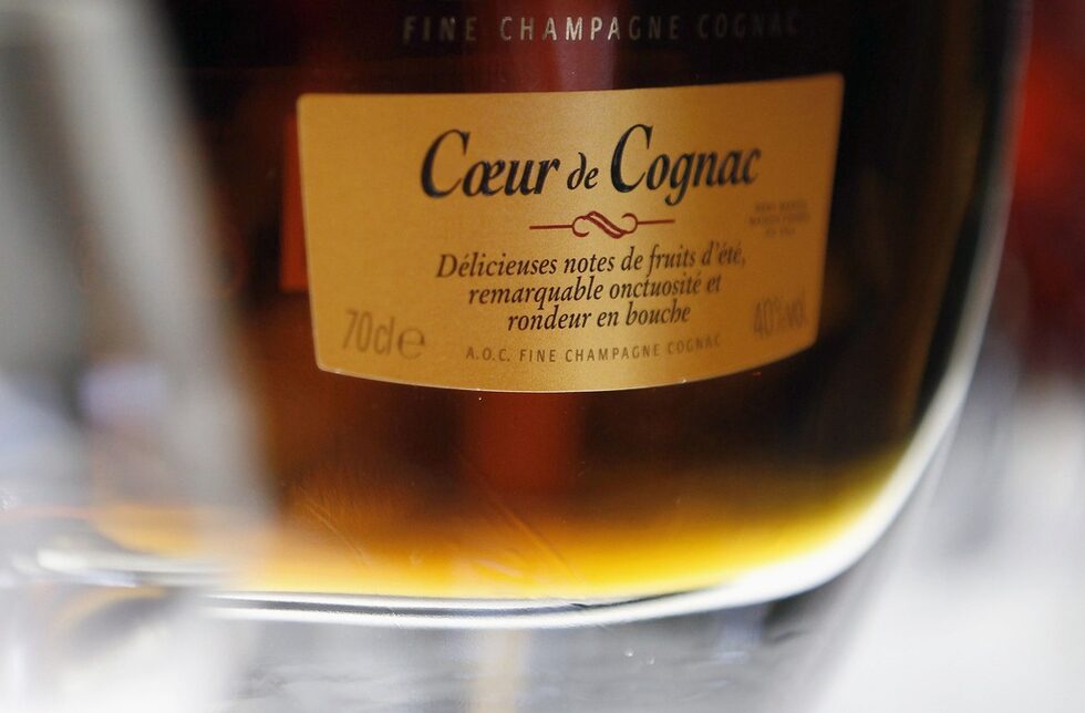 Тази бутилка коняк от избата "Реми Мартен" (Remy Martin) е снимана на 8 октомври и със сигурност може да бъде обявена за класическо произведение в жанра "заснемане на преходни ценности". При цена 2500 евро за бутилка от марката "Луи ХІІІ" дори снимката е ценност. След спада на продажбите през 2008 - 2009 г., търсенето на луксозния коняк се възстановява благодарение на растящия китайски пазар, коментира "Ройтерс".<br />