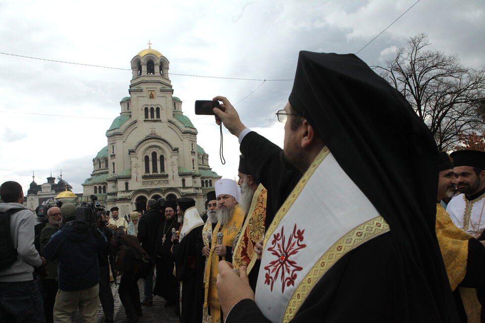 В официалния сайт на Българската патриаршия се казва, че "през десети век пред този свят образ на Божията Майка за първи път е било изпято песнопение, включено впоследствие в чина на Божествената света литургия, което и до днес ежедневно се изпълнява в целия православен свят".