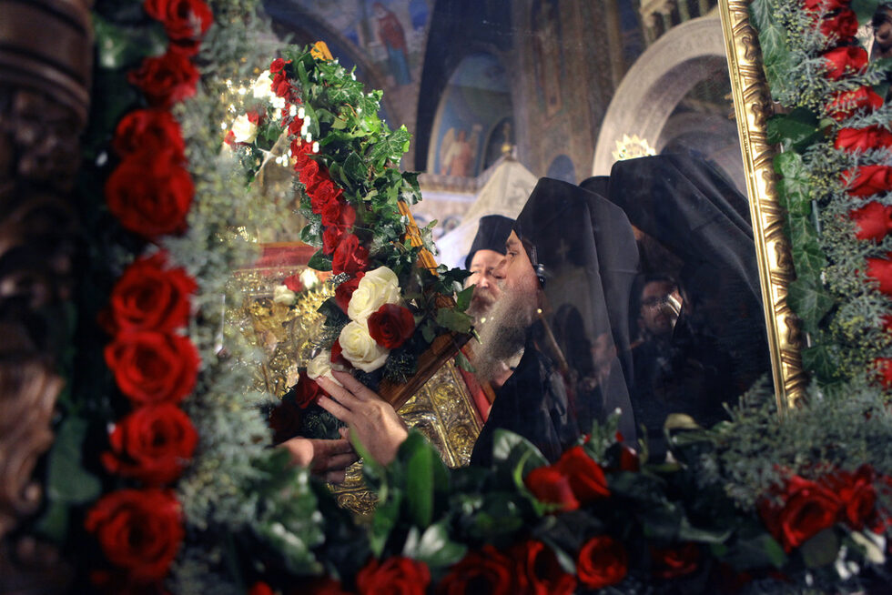 Вече и жени ще могат да се докосват до светинята, защото достъпът им до Атон е забранен.